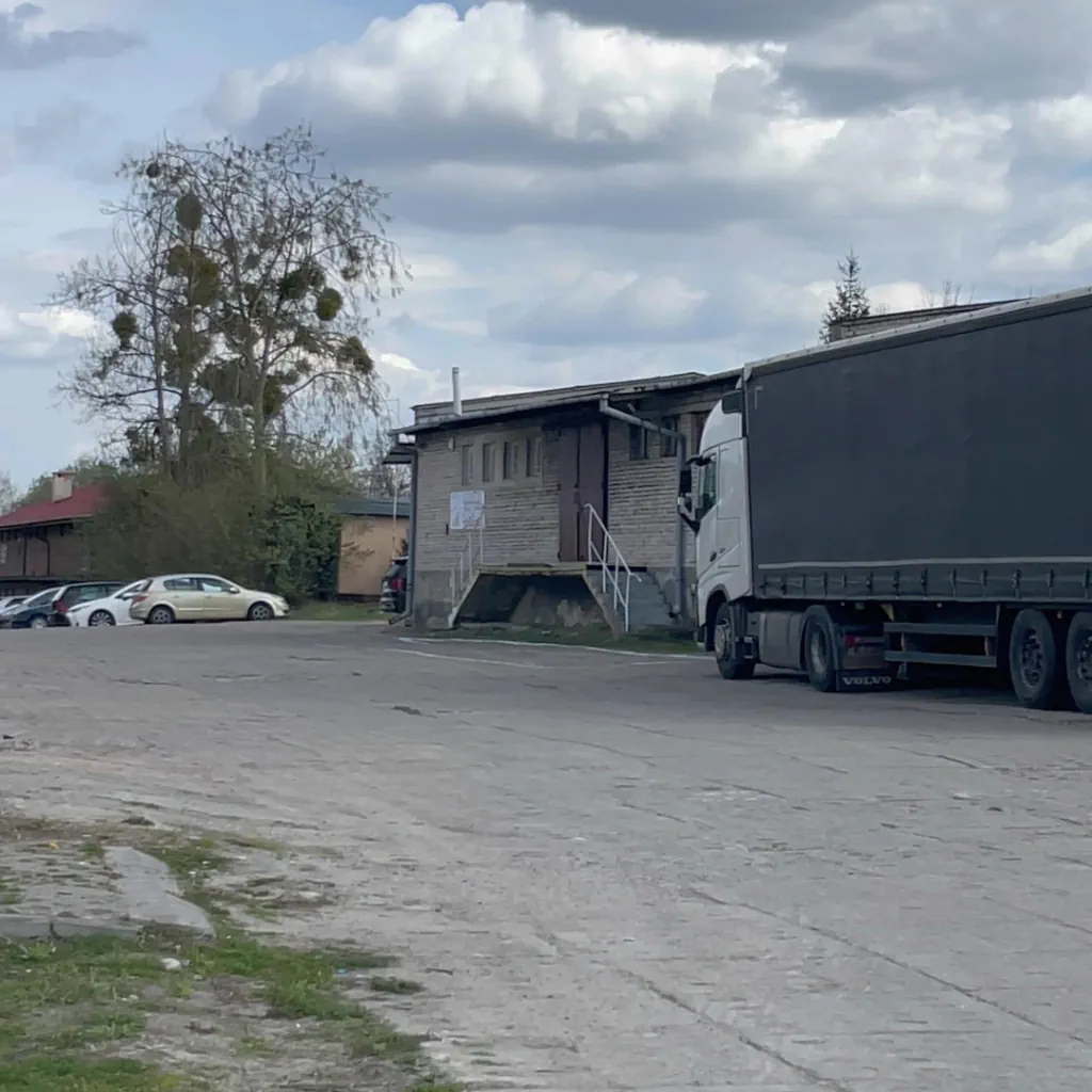 Грузовик Volvo у склада Poromnyk в Польше — загрузка товаров для доставки в Украину