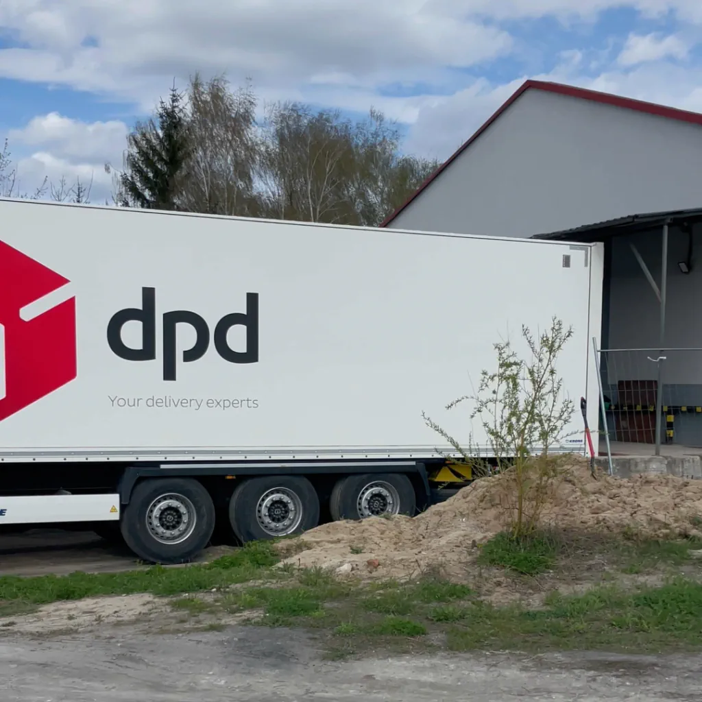 Фура DPD у склада Poromnyk — принимаем посылки от европейских перевозчиков