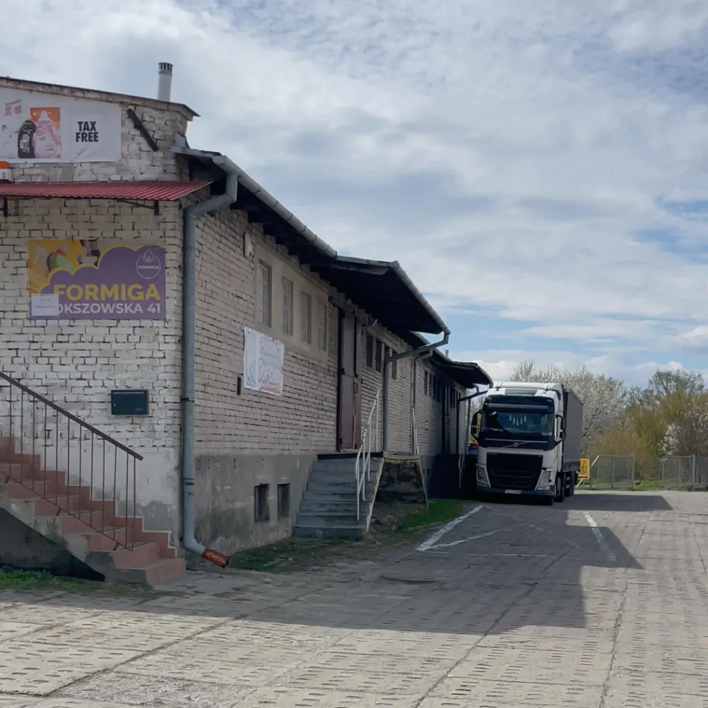 Складской комплекс Poromnyk в Польше — грузовик Volvo на разгрузке